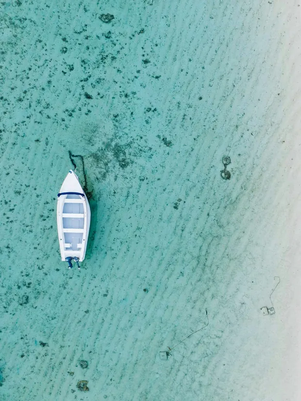 White sand and turquoise water at Île aux Cerfs